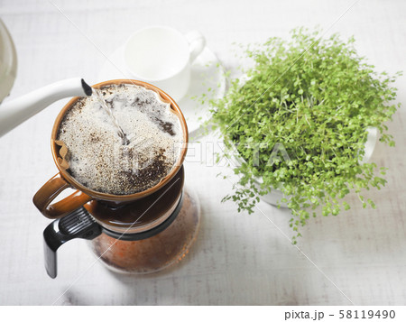 ドリップコーヒーとコーヒーカップと観葉植物 ドリップコーヒーとコーヒーカップと観葉植物 58119490