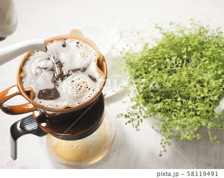 ドリップコーヒーとコーヒーカップと観葉植物 58119491