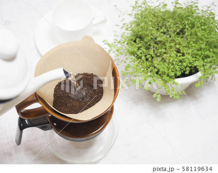 ドリップコーヒーとコーヒーカップと観葉植物 58119634