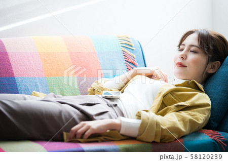 女性 くつろぐ 女性 くつろぐ 58120239