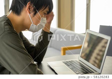 風邪をひいている男性 風邪をひいている男性 58120283