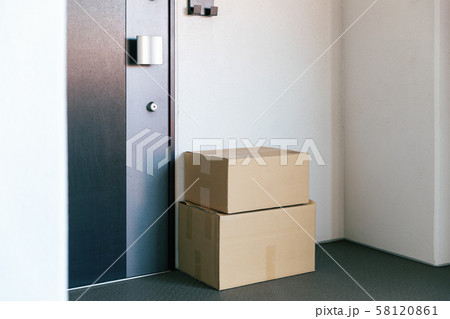 置き配 荷物 家 玄関 58120861