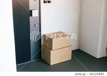 置き配 荷物 家 玄関 58120865