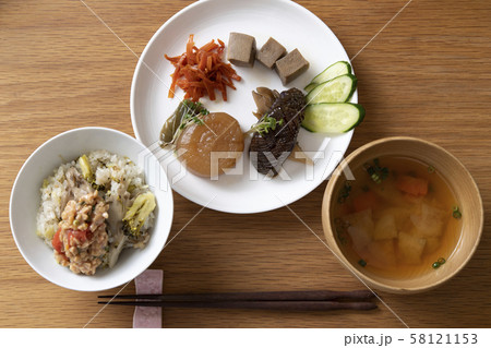 栄養バランスのとれた食事 58121153
