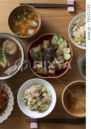 栄養バランスのとれた食事 58121155