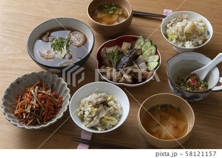 栄養バランスのとれた食事 58121157