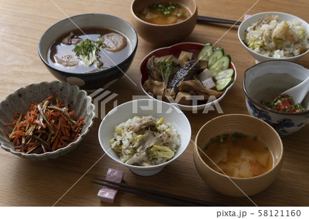 栄養バランスのとれた食事 58121160