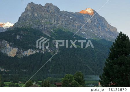 スイスの観光地、グリンデルワルド  58121679