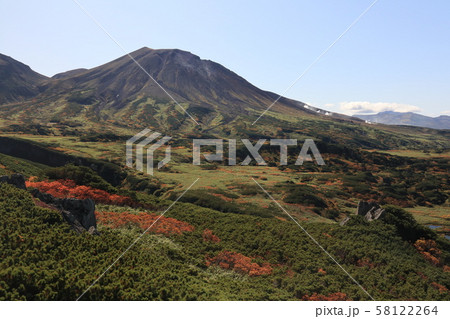 大雪山　当麻乗越から秋の旭岳展望 58122264