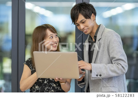 先輩ブラザー社員から優しくパソコン操作を学ぶ若手社員 先輩ブラザー社員から優しくパソコン操作を学ぶ若手社員 58122283