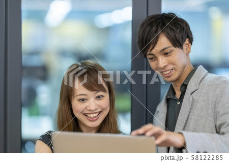 パソコンのアプリインストールが分からず操作方法を教えてもらう若手社員 パソコンのアプリインストールが分からず操作方法を教えてもらう若手社員 58122285