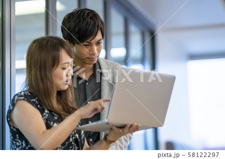 先輩エルダーから優しくパソコン操作を学ぶ若手男性ビジネスマン派遣社員 先輩エルダーから優しくパソコン操作を学ぶ若手男性ビジネスマン派遣社員 58122297