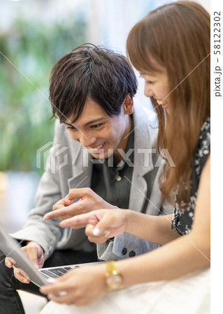 プレゼン資料を既婚女性社員に説明し反応を見る独身男性ビジネスマン プレゼン資料を既婚女性社員に説明し反応を見る独身男性ビジネスマン 58122302