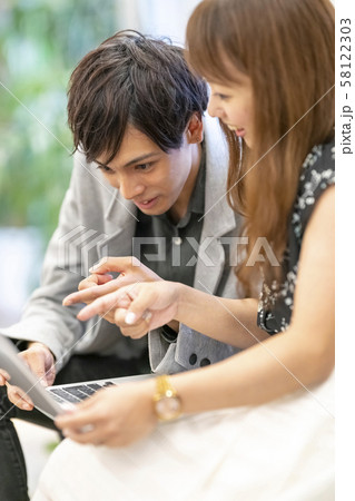 プレゼン資料を既婚女性社員に説明し反応を見る独身男性ビジネスマン プレゼン資料を既婚女性社員に説明し反応を見る独身男性ビジネスマン 58122303