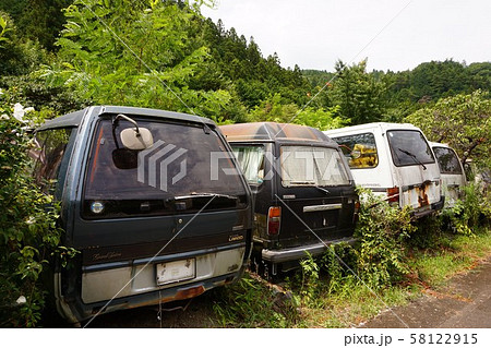廃車 故障車 事故車 不動車 自動車 車 ぼろぼろ 風化 劣化 買取 処分 業者 廃車買取業者の写真素材 廃車 故障車 事故車 不動車 自動車 車 ぼろぼろ 風化 劣化 買取 処分 業者 廃車買取業者の写真素材