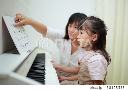 ピアノ (家族 ファミリー 音楽教室 習い事 レッスン 鍵盤楽器 先生 教師 ママ 子育て 育児) ピアノ (家族 ファミリー 音楽教室 習い事 レッスン 鍵盤楽器 先生 教師 ママ 子育て 育児) 58123533