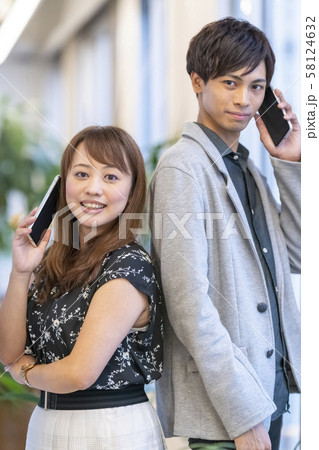 ビジネスシーン（スマートフォン）男女二人 58124632