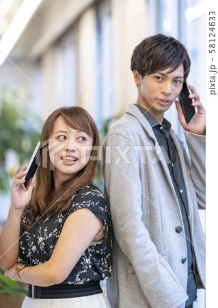 ビジネスシーン（スマートフォン）男女二人 58124633