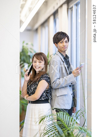 ビジネスイメージ（スマホ）男女二人 58124637