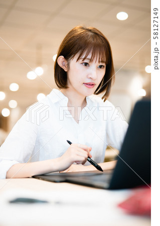 Webデザイナー　女性 58127149