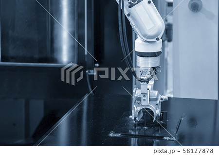 The robotic arm handling the aluminium casting 58127878