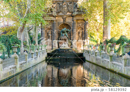 Fountain Medici in luxembourg garden in Paris Fountain Medici in luxembourg garden in Paris 58129392