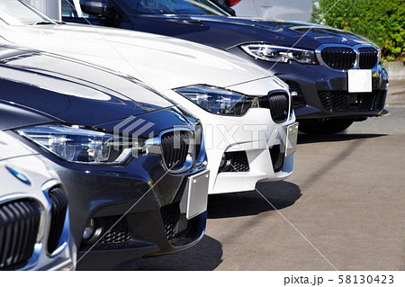 販売店に並ぶクルマ　輸入車　BMW 58130423