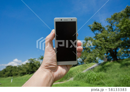 スマホ 公園 手に持って スマホ 公園 手に持って 58133383