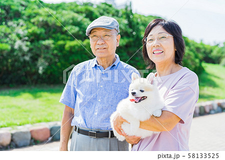 シニア夫婦(公園、犬、ペット、散歩 シニア夫婦(公園、犬、ペット、散歩 58133525