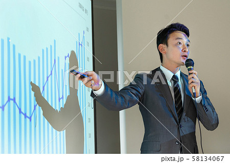 セミナー 講師 ビジネスマン 研修 ビジネスイメージ 58134067