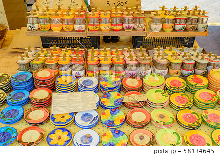 ニースの旧市街市場、市場のオリーブオイル、夏の果物、南仏の出店、リゾートのお店、フランスの街角 ニースの旧市街市場、市場のオリーブオイル、夏の果物、南仏の出店、リゾートのお店、フランスの街角 58134645