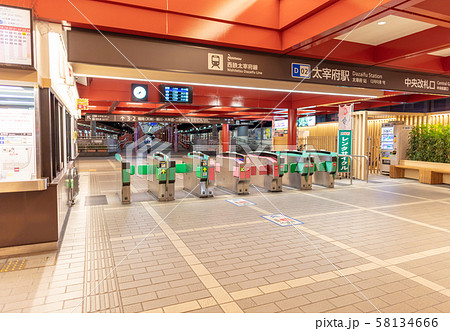 夜の西鉄太宰府駅_駅舎・改札口・ホーム 夜の西鉄太宰府駅_駅舎・改札口・ホーム 58134666