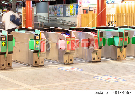 夜の西鉄太宰府駅_駅舎・改札口・ホーム 58134667