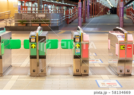 夜の西鉄太宰府駅_駅舎・改札口・ホーム 58134669
