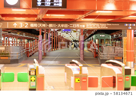 夜の西鉄太宰府駅_駅舎・改札口・ホーム 58134671