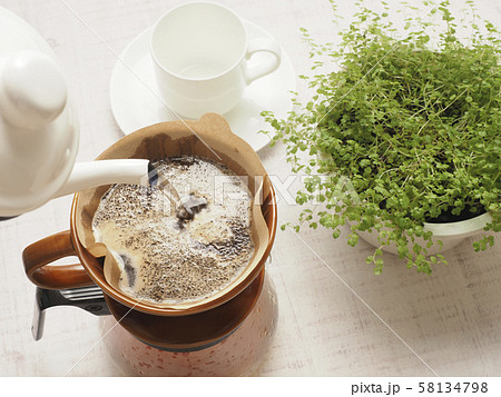 ドリップコーヒーとコーヒーカップと観葉植物 ドリップコーヒーとコーヒーカップと観葉植物 58134798