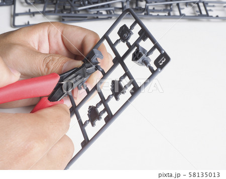 プラモデルを作る男性の手元 58135013