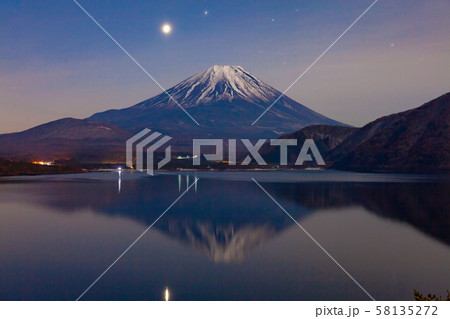 夜明けの富士山と月、山梨県本栖湖にて 夜明けの富士山と月、山梨県本栖湖にて 58135272