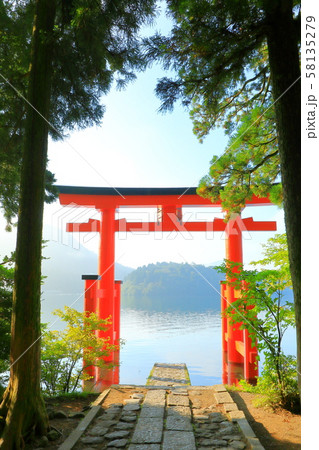 神奈川県　箱根　芦ノ湖　箱根神社 58135279