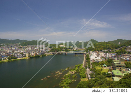 愛知県犬山市の街並みと木曽川 58135891