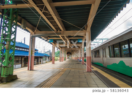 ホーム上屋:えちごトキめき鉄道:二本木駅 上越市中郷区 ホーム上屋:えちごトキめき鉄道:二本木駅 上越市中郷区 58136043