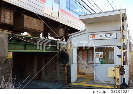駅の上を走るJR飯田線　船町駅 58137024