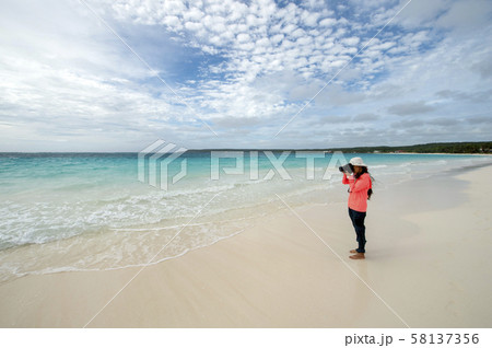 ニューカレドニア  ロイヤルティ諸島　リフー島　シャンパーニュビーチの女性写真家 58137356