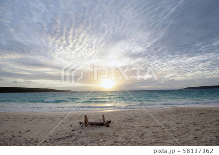 ニューカレドニア  ロイヤルティ諸島　リフー島　シャンパーニュビーチのサンセット 58137362
