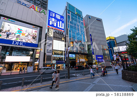 《東京都》新宿東口駅前・都市風景 58138869