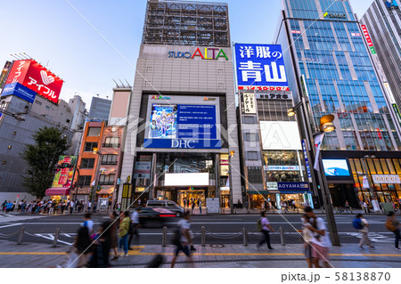 《東京都》新宿東口駅前・都市風景 《東京都》新宿東口駅前・都市風景 58138870