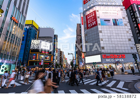 《東京都》新宿東口駅前・都市風景 58138872