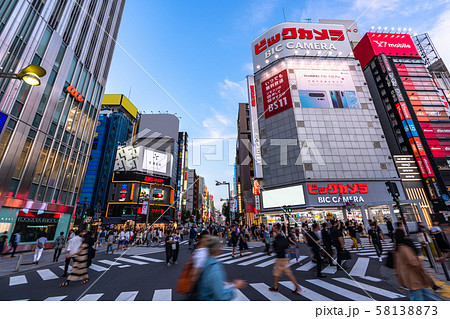 《東京都》新宿東口駅前・都市風景 《東京都》新宿東口駅前・都市風景 58138873