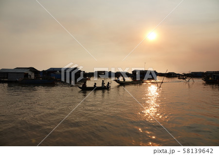 トンレサップ湖の夕日 トンレサップ湖の夕日 58139642