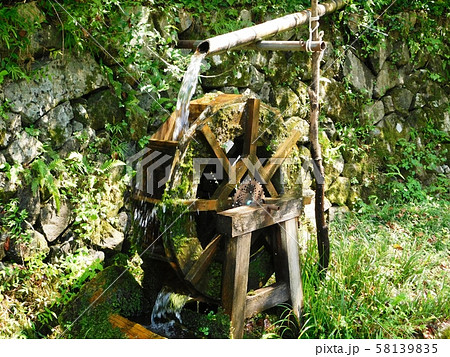 重源の郷の迎賓館脇にある可愛い水車 58139835